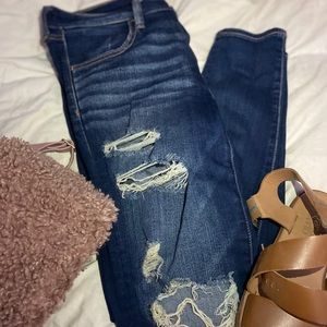 AMERICAN EAGLE RIPPED JEANS